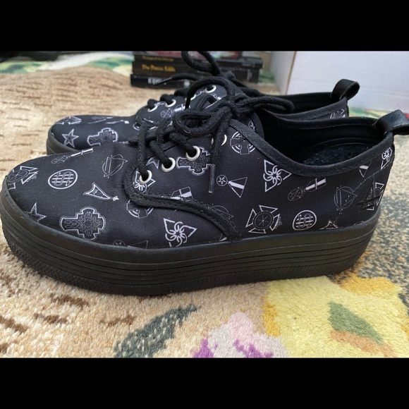 Rad little pair of platform eleven Paris shoes! - Picture 2 of 3